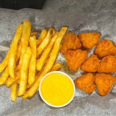 MAC N CHEESE BITES WITH FRIES
